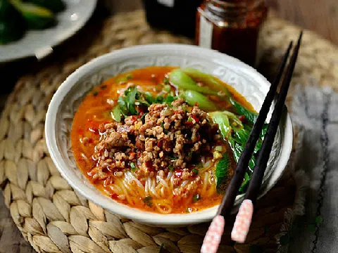 Bữa sáng có bún thịt bằm đảm bảo ngon miệng đủ chất cho cả nhà