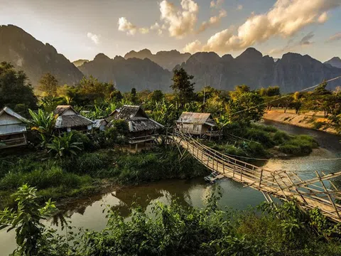 Vang Vieng: Thị trấn ngủ quên của Lào