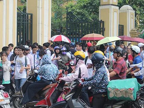 Ngày đầu thi lớp 10  tại Hà Nội: Tắc đường tại các cổng trường thi