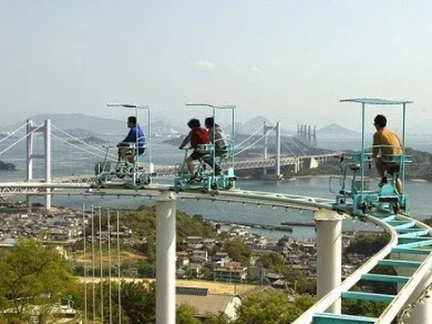 Trò \'đạp xe trên không\' thót tim ở Nhật Bản