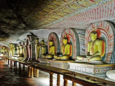 Choáng ngợp trước hang động tượng Phật dát vàng ở Sri Lanka