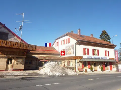 Kì lạ với khách sạn nơi du khách ngủ ở Thụy Sỹ nhưng tắm ở Pháp