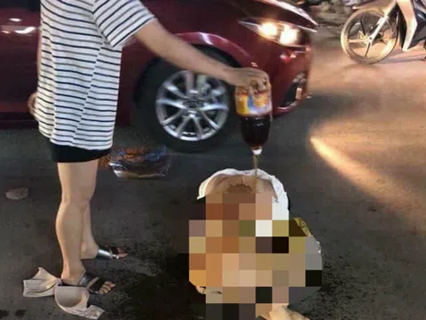 Công an điều tra vụ cô gái bị lột đồ, đổ ớt bột lên người giữa phố