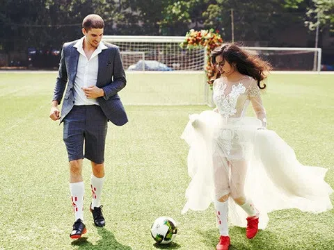 World Cup 2018 cận kề, cặp vợ chồng ra sân cỏ chụp ảnh cưới
