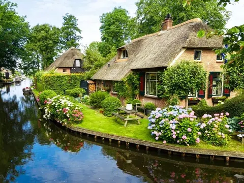 `Lạc trôi` tới ngôi làng cổ tích ở Hà Lan, 700 năm chỉ đi lại bằng thuyền