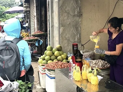 Chưa từng có: 20 ngàn/lít, nước ép hàng sang bán đầy vỉa hè Hà Nội