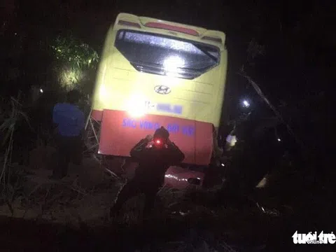 Xe khách chở 42 người lao xuống vực đèo Lò Xo, 3 người chết