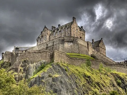 Những bí ẩn rùng rợn về lâu đài \'ma ám\' nổi tiếng nhất thế giới
