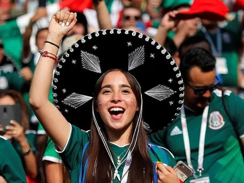 Fan nữ nóng bỏng của Mexico ăn mừng cuồng nhiệt