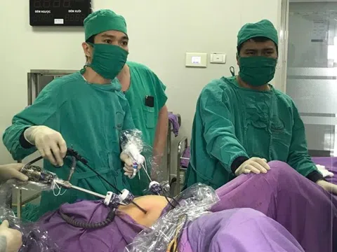 Phẫu thuật nội soi cắt khối u buồng trứng cho bé 12 tuổi
