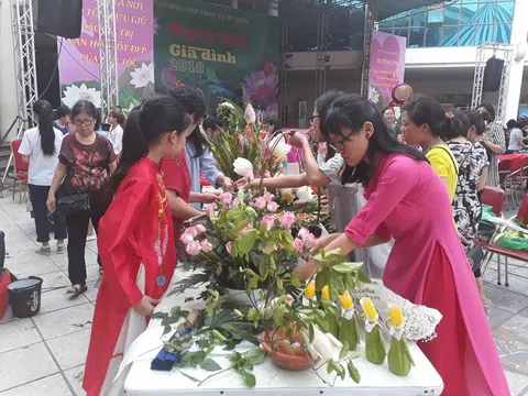 Ngày hội Gia đình Việt Nam 2018: Phụ nữ các phường rộn ràng thi cắm hoa nghệ thuật
