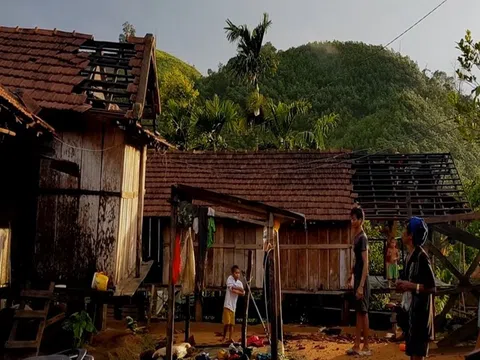 Quảng Ngãi: Hàng chục nhà dân, cơ quan tốc mái do lốc xoáy