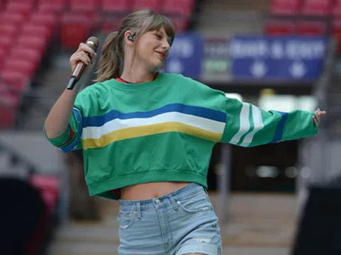 Taylor Swift giấu nhẹm được chiếc bụng đẫy đà nhờ chiếc denim shorts `vi diệu` này