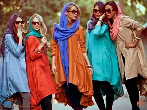 Nhan sắc xinh đẹp phía sau tấm khăn trùm đầu của phụ nữ Iran