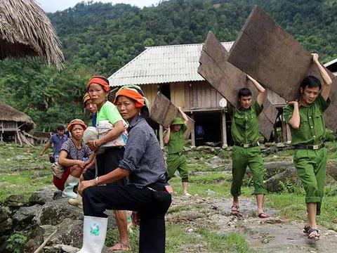 Hình ảnh tình quân dân cảm động giữa vùng lũ Hà Giang