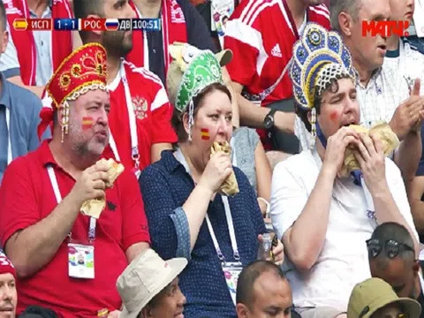Khách Nga gây sốt nhờ ăn bánh mì kẹp trên khán đài World Cup