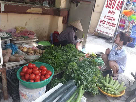 Giá thực phẩm tăng, công nhân khu công nghiệp tính chuyện ăn mì thay cơm