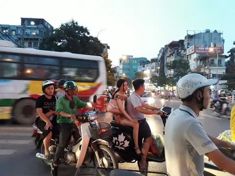 Nhiều trường hợp tham gia giao thông bằng xe gắn máy không đội mũ bảo hiểm