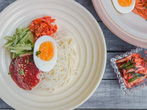 Bữa trưa cuối tuần làm bát mì lạnh trộn đơn giản nhưng giải nhiệt hiệu quả