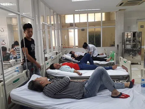 Sau bữa trưa, hơn trăm học viên đau bụng quằn quại phải nhập viện cấp cứu