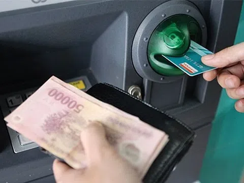 `Tuýt còi` 4 ngân hàng tăng phí rút tiền ATM 