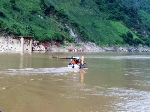 Lật thuyền gỗ ở Lai Châu, 3 người mất tích