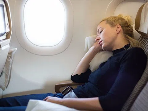 Mẹo ngủ thoải mái trên máy bay dù ngồi khoang phổ thông