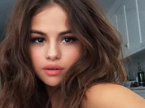 Selena Gomez – Từ cô bé ngọt ngào đến bóng hồng nóng bỏng