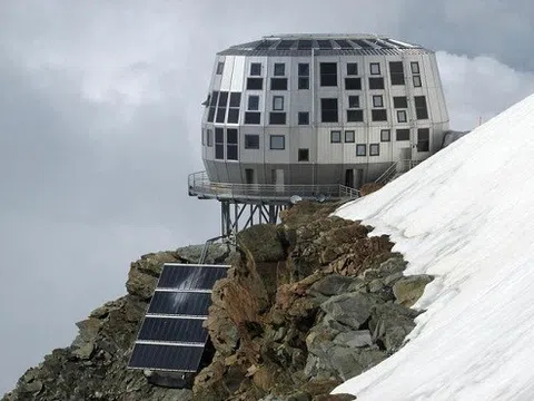 Khách sạn chênh vênh trên mỏm núi tuyết cao gần 4.000 m