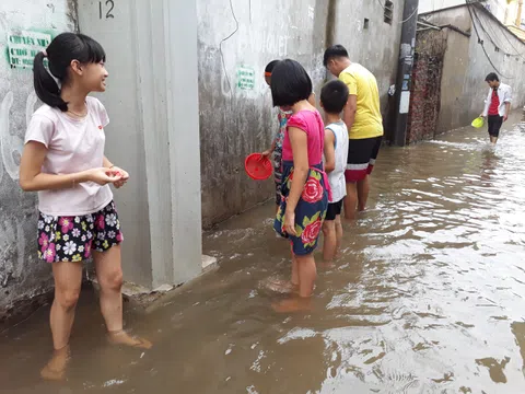 Mưa lớn, người dân Hà Nội ngao ngán vì phố biến thành sông, nhà “bì bõm” nước