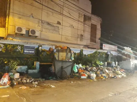 Đường phố Hà Nội ngổn ngang rác thải sinh hoạt sau một tuần mưa