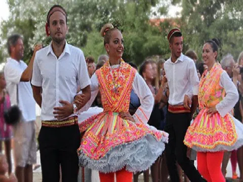 Bộ váy truyền thống ngắn nhất châu Âu của phụ nữ Croatia