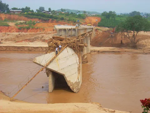 Kon Tum: Đo mực nước, 4 cán bộ thủy văn bị mắc kẹt trên sông