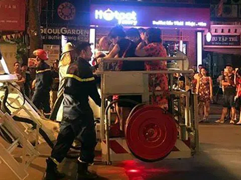 Hà Nội: Cháy lớn trên phố Trần Hưng Đạo, giải cứu 7 người mắc kẹt