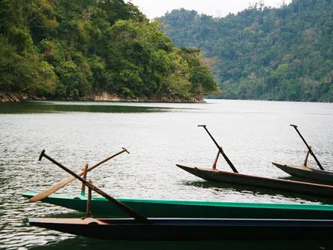 Cảnh sắc thiên nhiên trong lành làm say lòng người ở hồ Ba Bể