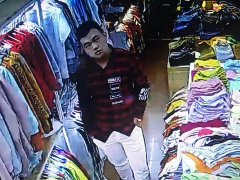Tên cướp đi cùng cô gái đâm tới tấp nhân viên bán quần áo ở Đắk Lắk
