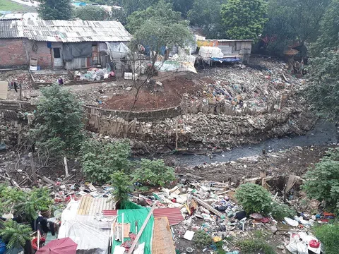 Sau đợt mưa kéo dài, xóm lao động nghèo gần cầu Long Biên \'ngập\' trong rác