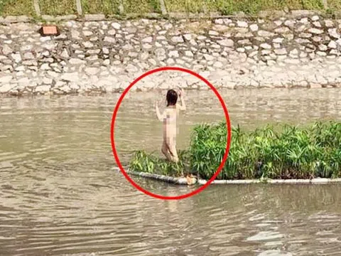 Cô gái trẻ lột đồ bơi ra giữa sông Tô Lịch nhảy múa bất thường