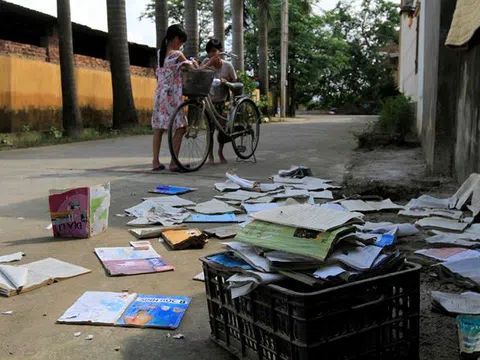 Hà Nội: Học sinh mang sách vở ngập nước lũ phơi bên đường