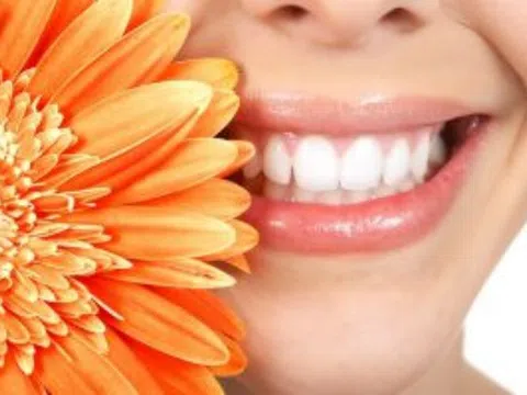 Cách làm trắng răng ‘đánh bay\' mảng báng ố vàng, trả lại hàm răng trắng sáng