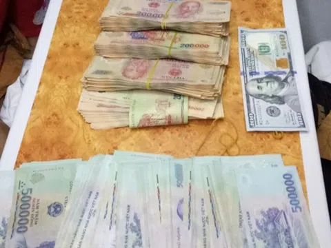 Bọc tiền lớn trong ba lô nữ hành khách bỏ quên trên tàu