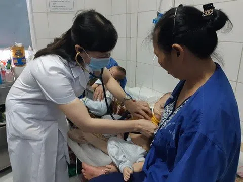 Hà Nội: Một cặp song sinh nguy kịch vì mắc sởi do không tiêm vắc-xin phòng bệnh