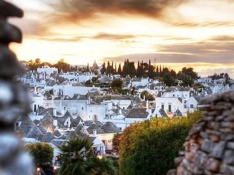 Lạc bước vào thị trấn lều đá ở \'phần gót chiếc ủng\' Italy