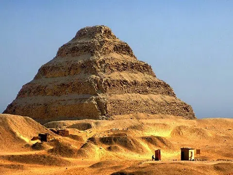 Khám phá những bí ẩn xung quanh kim tự tháp đầu tiên của Ai Cập