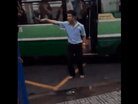 Clip: Sau va chạm, tài xế xe buýt hầm hố cầm búa dọa `xử nhau` giữa đường