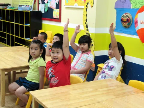 Trẻ vào lớp 1 là phải biết giơ tay và nói thành câu