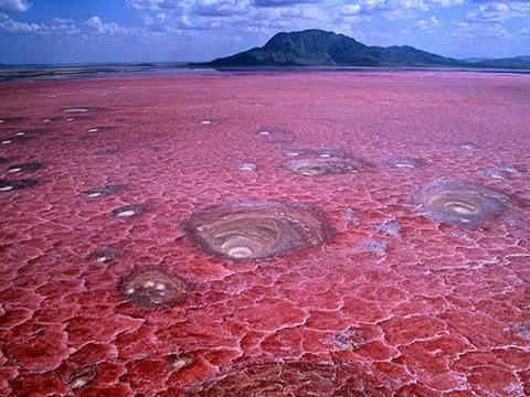 Chiêm ngưỡng hồ nước đỏ kỳ lạ đẹp mê hoặc nhưng cũng nguy hiểm vô cùng