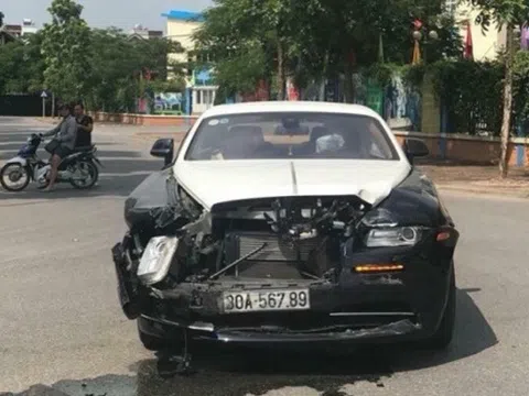 Siêu xe hạng sang Rolls-Royce Wraith bị đâm vỡ nát đầu trên đường phố Hà Nội