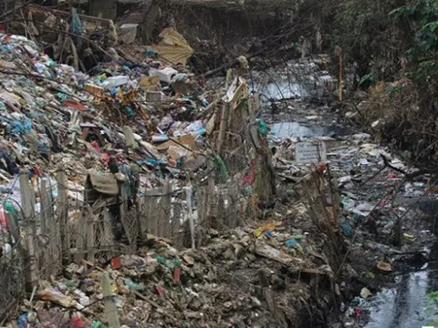 Những núi rác khổng lồ ven sông tra tấn người dân thủ đô Hà Nội