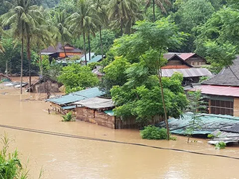 Nhiều nơi ở Nghệ An bị `nhấn chìm` trong mưa lũ, giao thông bị tê liệt hoàn toàn